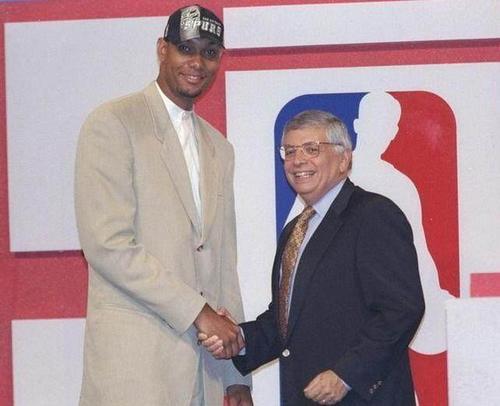 的强烈谴责 的强烈谴责